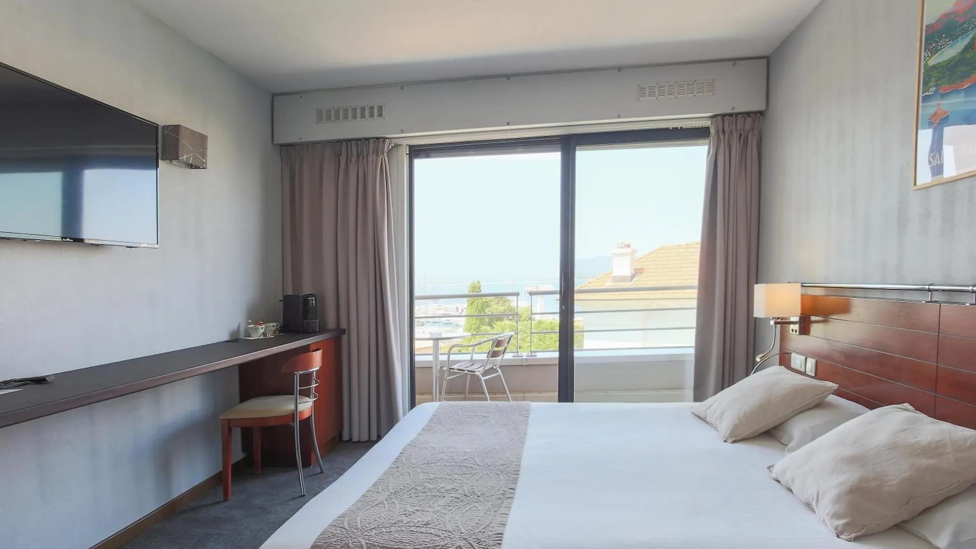 Hotel Brise de Mer - Piscine intérieure&extérieure Saint-Raphaël 4*,  Francia